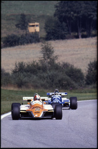 Il pilota Marc Surer su Arrows-Ford Cosworth n. 29 seguito da Jean-Pierre Jarier su Osella-Ford Cosworth n. 31