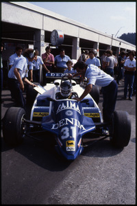 Il pilota Jean-Pierre Jarier su Osella-Ford Cosworth n. 31 ai box