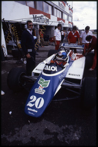 Il pilota Chico Serra su Fittipaldi-Ford Cosworth n. 20 ai box