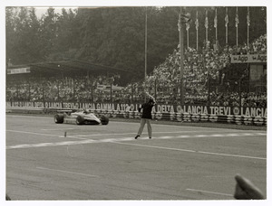 L'arrivo al traguardo del vincitore Ren&eacute; Arnoux su Renault n. 16
