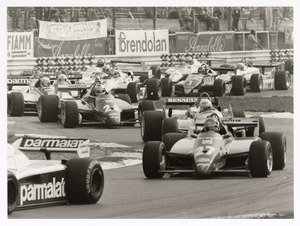Il passaggio dei corridori, probabilmente poco dopo la partenza: sono riconoscibili, tra gli altri, Patrick Tambay su Ferrari n. 27, Ren&eacute; Arnoux su Renault n. 16, Mario Andretti su Ferrari n. 28, Riccardo Patrese su Brabham-BMW n. 2, Michele Alboreto su Tyrrel-Ford Cosworth n. 3, Niki Lauda su McLaren-Ford Cosworth n. 8, Eddie Cheever su Ligier-Matra n. 25 e Alain Prost su Renault n. 15