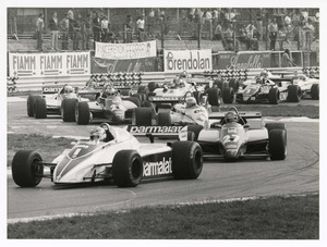 Il passaggio dei corridori, probabilmente poco dopo la partenza: sono riconoscibili, tra gli altri, Nelson Piquet su Brabham-BMW n. 1, Patrick Tambay su Ferrari n. 27, Ren&eacute; Arnoux su Renault n. 16 e Mario Andretti su Ferrari n. 28