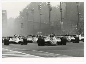 La partenza della corsa: sono riconoscibili le Brabham-BMW di Nelson Piquet (n. 1) e Riccardo Patrese (n.2), le Renault di Ren&eacute; Arnoux (n. 16) e Alain Prost (n. 15) e la Ferrari di Mario Andretti (n. 28)