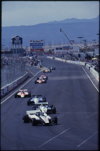 Il passaggio dei piloti: in primo piano il pilota Derek Warwick su Toleman-Hart n. 35