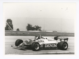 Il pilota Jean-Pierre Jarier nel 1982