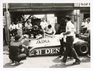 Il pilota Jean-Pierre Jarier su Osella-Ford Cosworth n. 31 ai box: intorno a lui, tecnici Pirelli e Osella al lavoro