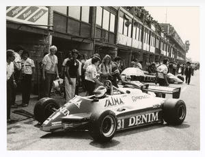 Il pilota Jean-Pierre Jarier su Osella-Ford Cosworth n. 31 ai box