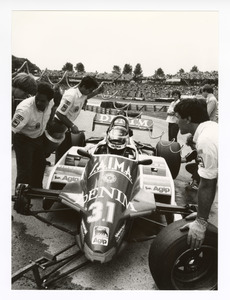 Il pilota Jean-Pierre Jarier su Osella-Ford Cosworth n. 31 ai box, probabilmente durante il Gran Premio di Gran Bretagna del 1982, disputatosi il 18 luglio sul Circuito di Brands Hatch