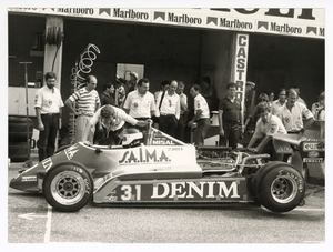 Il pilota Jean-Pierre Jarier su Osella-Ford Cosworth n. 31 ai box