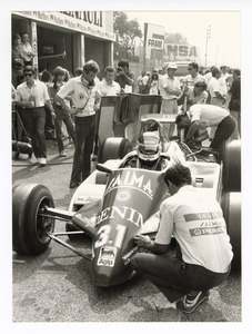 Il pilota Jean-Pierre Jarier su Osella-Ford Cosworth n. 31 ai box