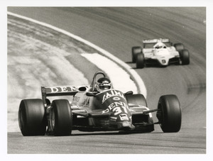 Il pilota Jean-Pierre Jarier su Osella-Ford Cosworth n. 31, seguito Manfred Winkelhock su ATS-Ford Cosworth n. 9
