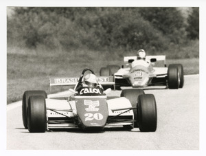 Il pilota Chico Serra su Fittipaldi-Ford Cosworth n. 20 seguito da Marc Surer su Arrows-Ford Cosworth n. 29