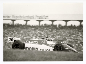 Il pilota Chico Serra su Fittipaldi-Ford Cosworth n. 20, probabilmente durante il Gran Premio di Germania del 1982 disputatosi l'8 agosto sul Circuito di Hockenheim