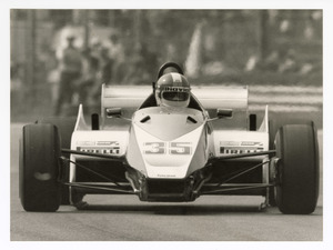 Il pilota Derek Warwick su Toleman-Hart n. 35, modello TG183. La fotografia potrebbe eseguita in occasione del Gran Premio d'Italia, gara d'esordio della Toleman TG183, oppure nel successivo Gran Premio di Las Vegas, ultima corsa del Campionato di Formula 1 del 1982