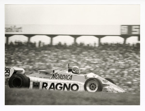 Il pilota Marc Surer su Arrows-Ford Cosworth n. 29, probabilmente durante il Gran Premio di Germania del 1982, disputatosi l'8 agosto sul Circuito di Hockenheim