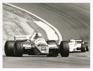 Il pilota Marc Surer su Arrows-Ford Cosworth n. 29, seguito dalla March-Ford Corsworth n. 17, guidata nel 1982 dai piloti Jochen Mass e Rupert Keegan