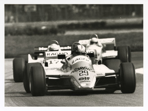 Il pilota Marc Surer su Arrows-Ford Cosworth n. 29, seguito dalla March-Ford Corsworth n. 17, guidata nel 1982 dai piloti Jochen Mass e Rupert Keegan