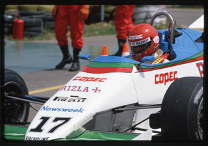 Il pilota Eliseo Salazar su RAM March-Ford Cosworth n. 17 ai box
