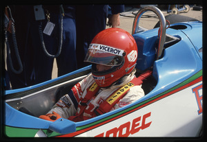 Il pilota Eliseo Salazar su RAM March-Ford Cosworth n. 17 ai box