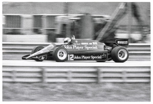 Il pilota Nigel Mansell su Lotus-Ford Cosworth, modello 93, equipaggiato con pneumatici radiali Pirelli P7