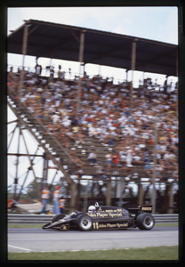 Il passaggio del pilota Elio de Angelis su Lotus-Ford Cosworth n. 11 equipaggiata con pneumatici Pirelli