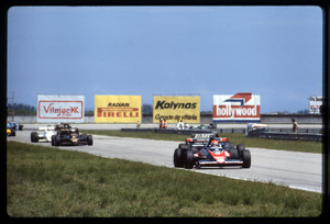Il pilota Bruno Giacomelli su Toleman-Hart n. 36 seguito da Nigel Mansell su Lotus-Ford Cosworth n. 12
