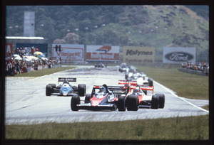 Il passaggio dei piloti durante le prove, le qualifiche o la gara: &egrave; riconoscibile la Toleman-Hart n. 35 di Derek Warwick