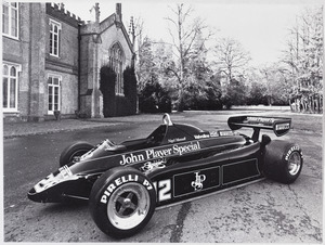 La Lotus John Player Special n. 12 di Nigel Mansell, equipaggiata con peumatici radiali Pirelli P7, davanti a Ketteringham Hall, quartier generale Lotus