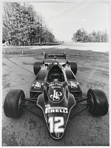 Veduta frontale della Lotus John Player Special n. 12 di Nigel Mansell, equipaggiata con peumatici radiali Pirelli P7, a Ketteringham Hall, quartier generale Lotus