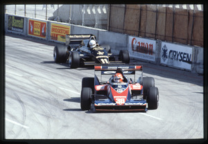 Il pilota Bruno Giacomelli su Toleman-Hart n. 36 seguito da Elio De Angelis Lotus-Renault n. 11: entrambe le vetture sono equipaggiate con pneumatici Pirelli