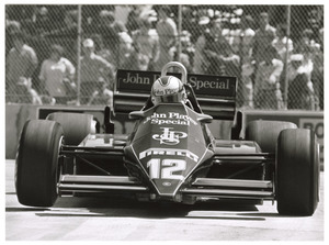 Il pilota Nigel Mansell su Lotus-Ford Cosworth n. 12 gommata Pirelli
