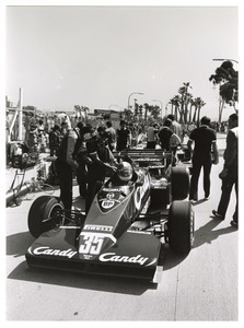 Il pilota Derek Warwick su Toleman-Hart n. 35 ai box