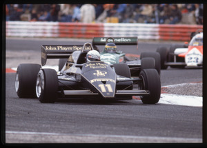 Il pilota Elio De Angelis su Lotus-Renault n. 11, seguito da un'auto della scuderia Tyrrell e da Mauro Baldi su Alfa Romeo n. 23