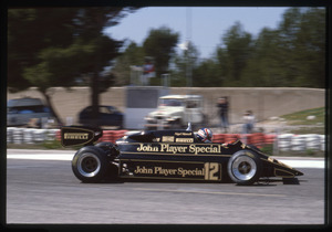 Il pilota Nigel Mansell su Lotus-Ford Cosworth n. 12 gommata Pirelli