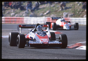 Il pilota Derek Warwick su Toleman-Hart n. 35, seguito da Mauro Baldi su Alfa Romeo n. 23