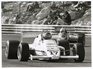 Il pilota Eliseo Salazar su RAM March-Ford Cosworth n. 17, seguito da Manfred Winkelhock su ATS-BMW