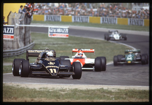 Il pilota Elio De Angelis su Lotus-Renault n. 11, seguito da altri piloti