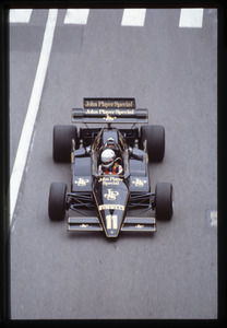 Il pilota Elio De Angelis su Lotus-Renault n. 11 gommata Pirelli