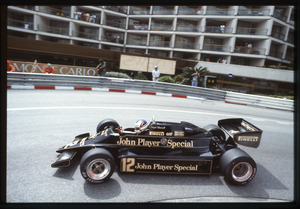 Il pilota Nigel Mansell su Lotus-Ford Cosworth n. 12 gommata Pirelli