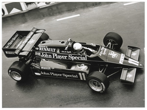Il pilota Elio De Angelis su Lotus-Renault n. 11, equipaggiata con pneumatici radiali Pirelli P7