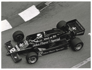 Il pilota Nigel Mansell su Lotus-Ford Cosworth n. 12, equipaggiata con pneumatici radiali Pirelli P7