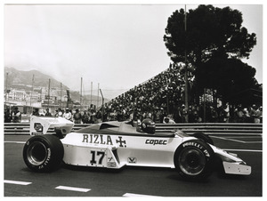 Il pilota Eliseo Salazar su RAM March-Ford Cosworth n. 17, equipaggiata con pneumatici radiali Pirelli P7