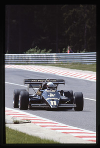 Il pilota Elio De Angelis su Lotus-Renault n. 11