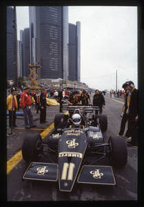 Il pilota Elio de Angelis su Lotus-Renault n. 11: in secondo piano sono visibili i grattacieli del Renaissance Center