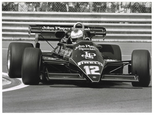 Il pilota Nigel Mansell su Lotus-Ford Cosworth n. 12