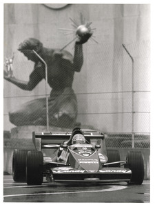 Il passaggio di Bruno Giacomelli su Toleman-Hart n. 36 davanti alla scultura The Spirit of Detroit, opera dell'artista Marshall Fredericks, inaugurata nel 1958