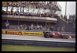 Il passaggio del vincitore Ren&eacute; Arnoux su Ferrari n. 28