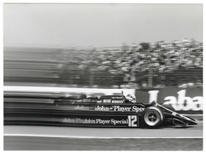 Il passaggio del pilota Nigel Mansell su Lotus-Renault n. 12, equipaggiata con pneumatici radiali Pirelli P7