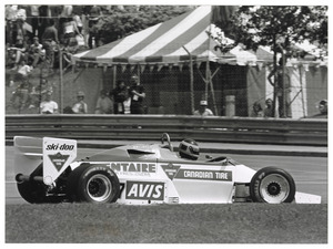 Il pilota Jacques Villeneuve Sr. su RAM March-Ford Cosworth n. 17, equipaggiata con pneumatici radiali Pirelli P7