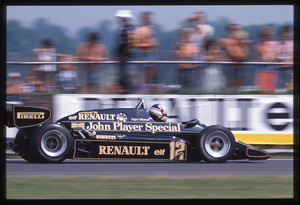 Il pilota Nigel Mansell, quarto classificato, su Lotus-Renault n. 12